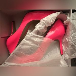pink pumps. never worn
